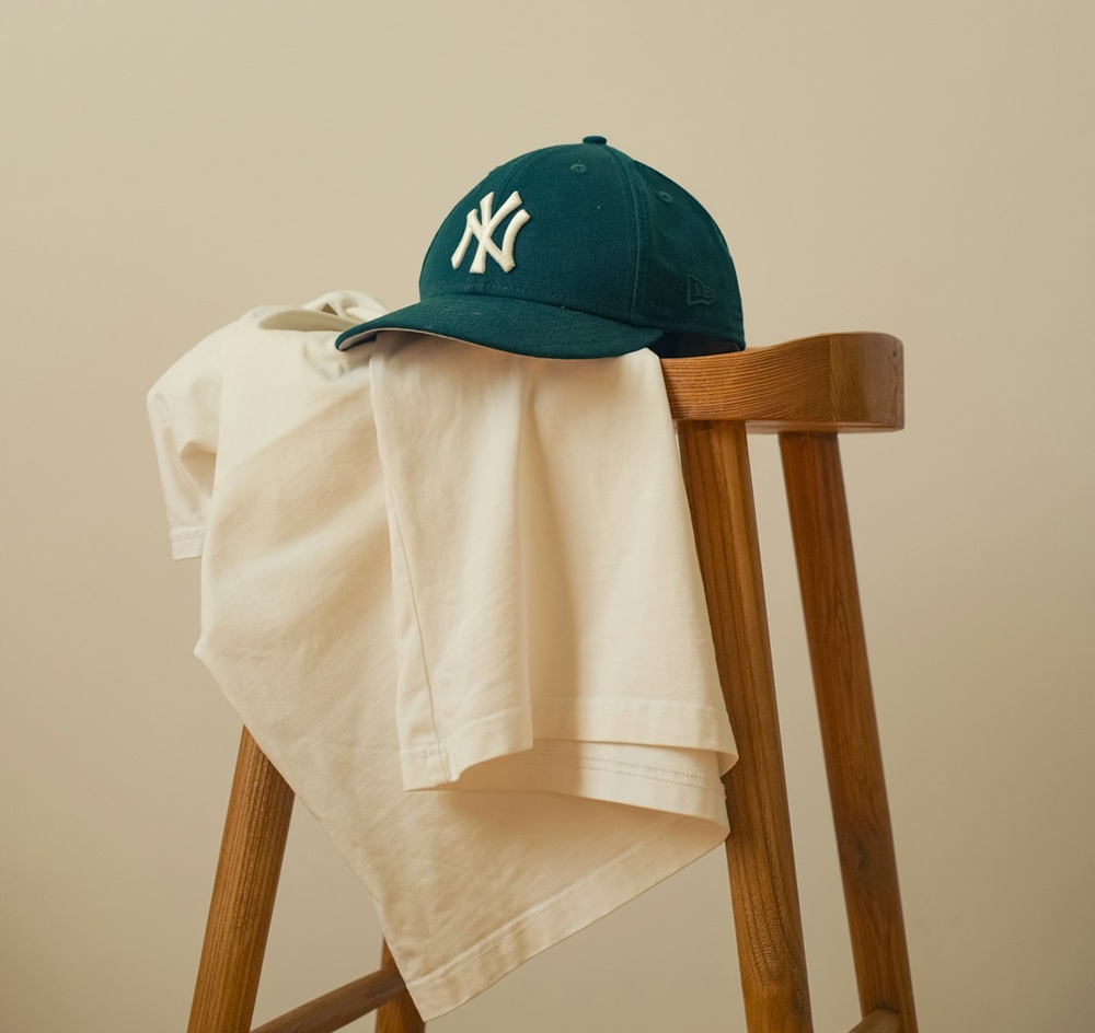 キャップと服と椅子