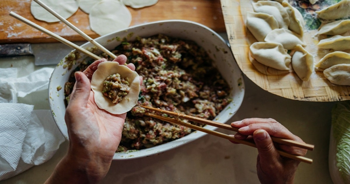 餃子を包む人